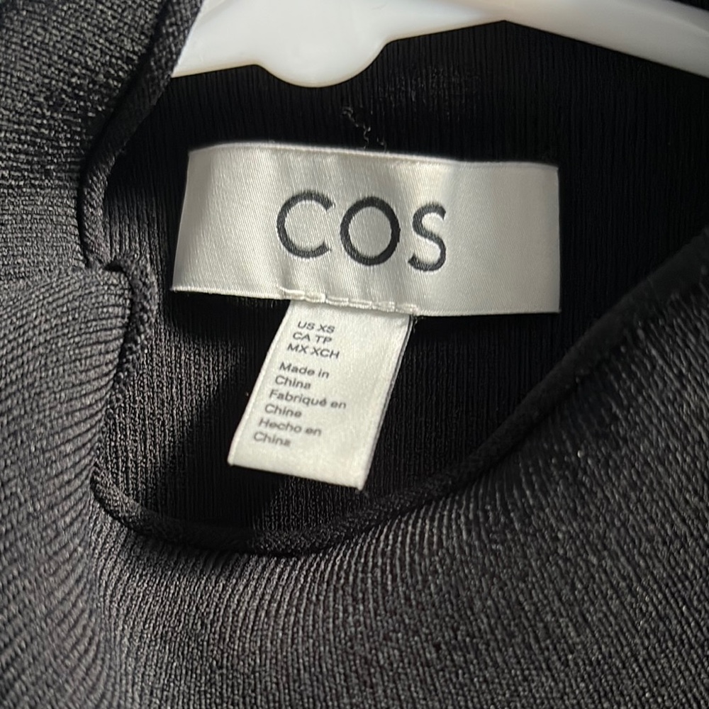 COS Black Fitted Sleeveless cropped Tee - Picture 3 of 3
